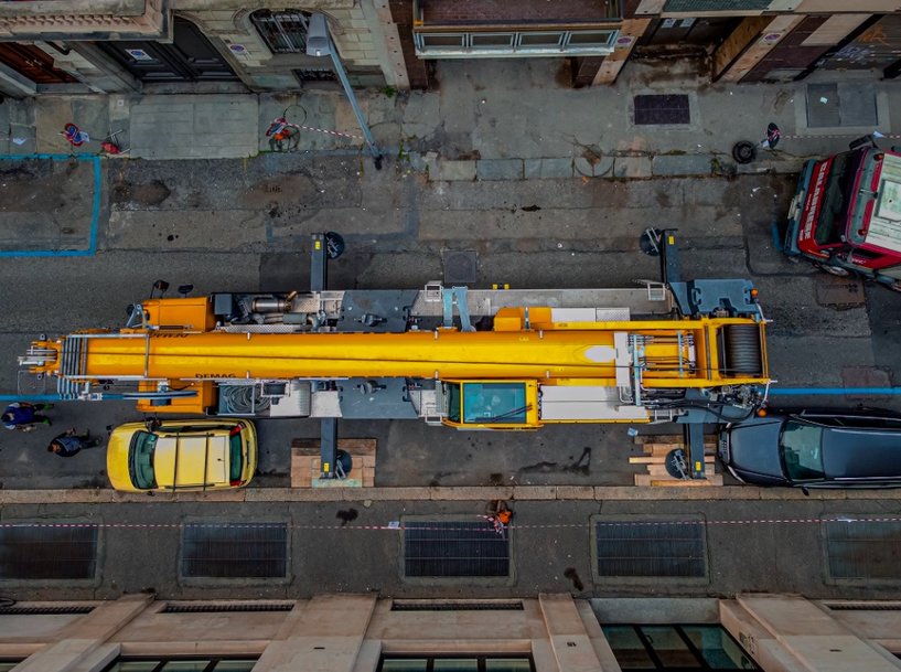 Demag AC 160-5 lifts heat exchanger in the middle of Turin